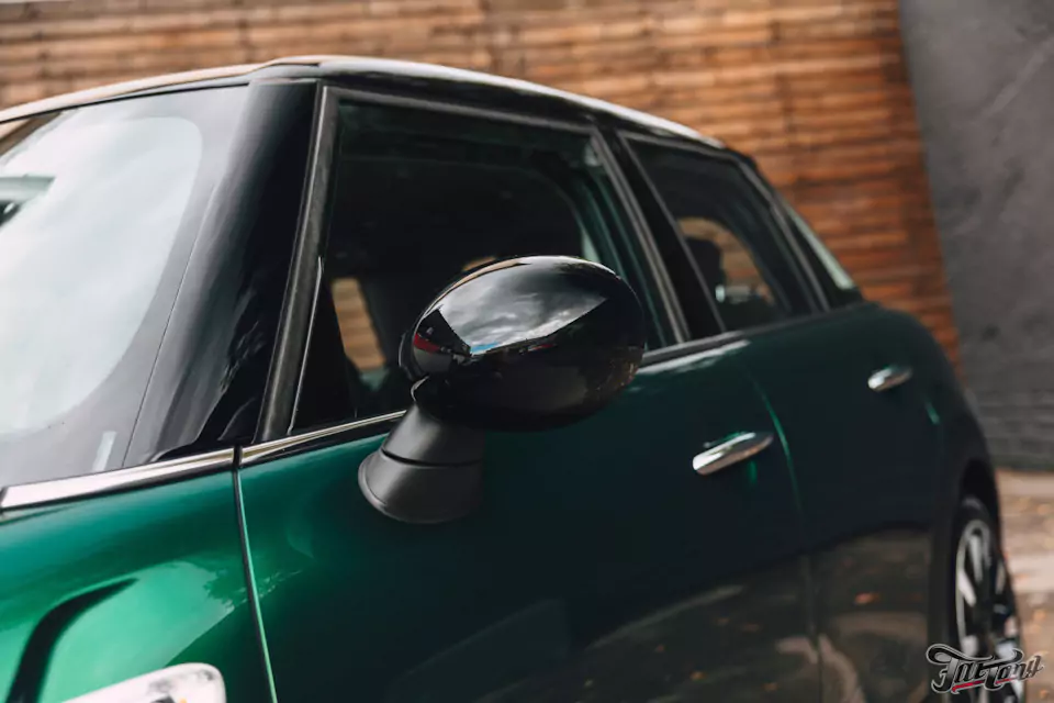 Оклеили Mini Cooper цветным полиуретаном, заменили хромированные детали, окрасили диски и суппорта, выполнили комплекс детейлинг-услуг и техническое обслуживание